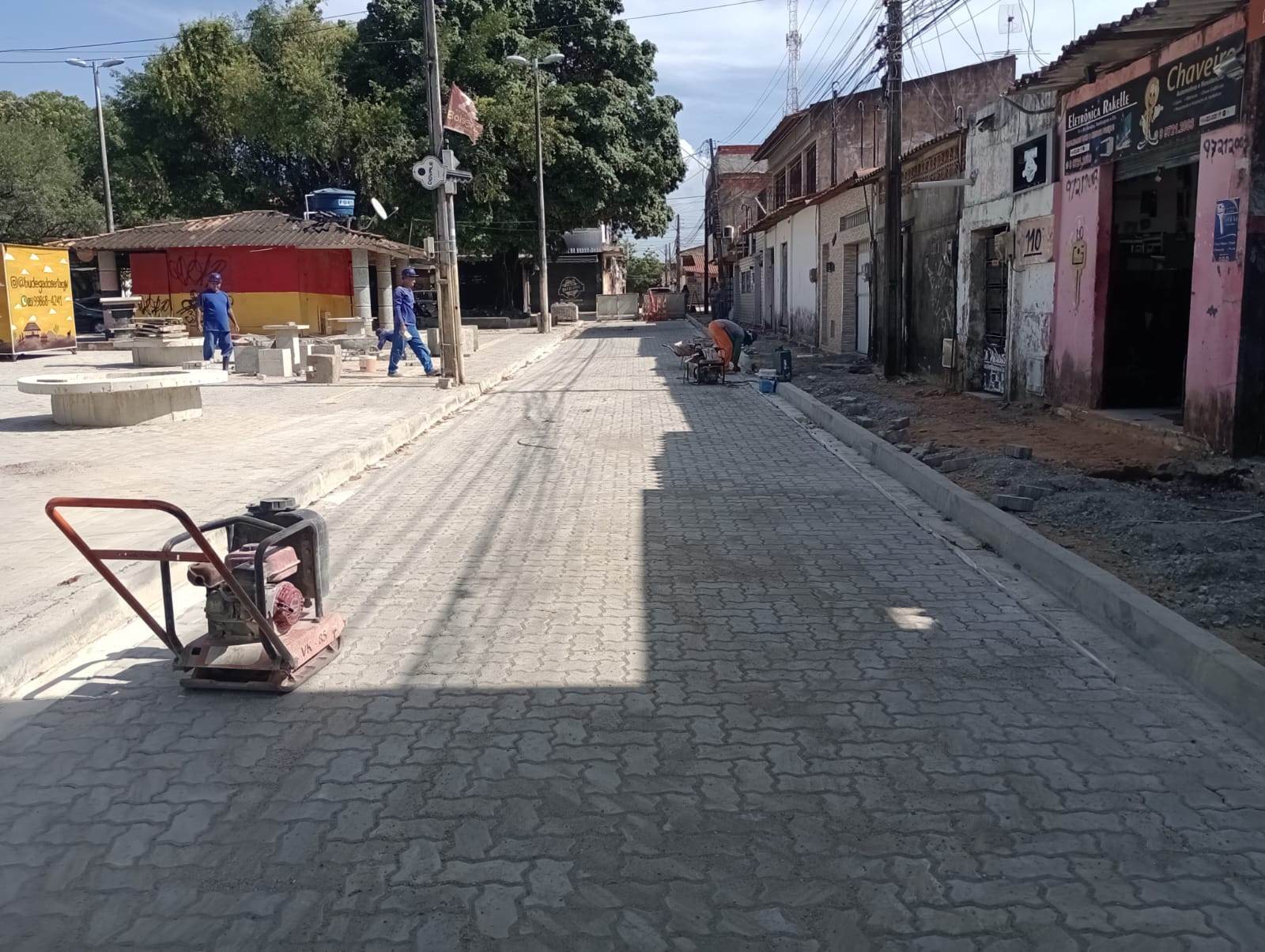 operários trabalhando na pavimentação de uma avenida